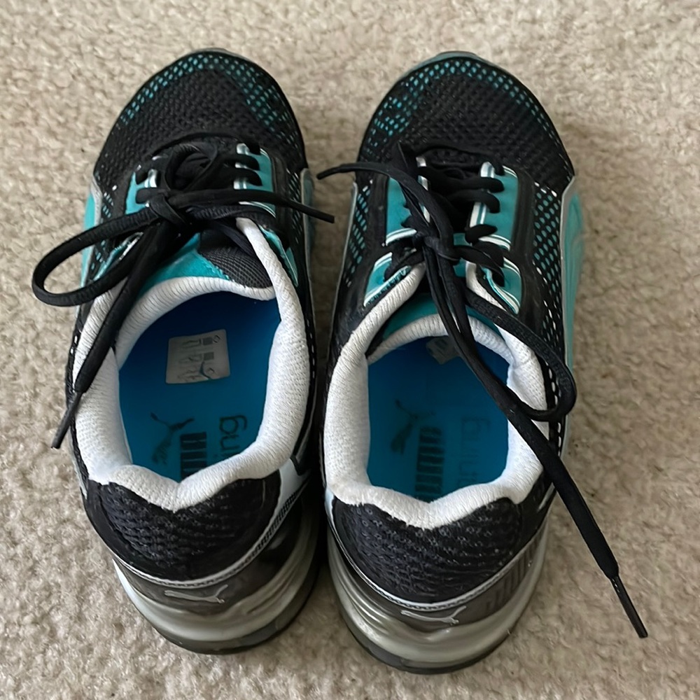 Puma sneakers size 7.5 in good conditions.